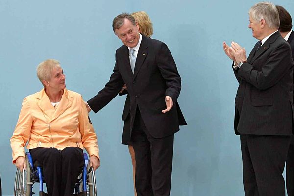 Bundespraesident Horst Koehler und Innenminister Otto Schily ueberreichten...