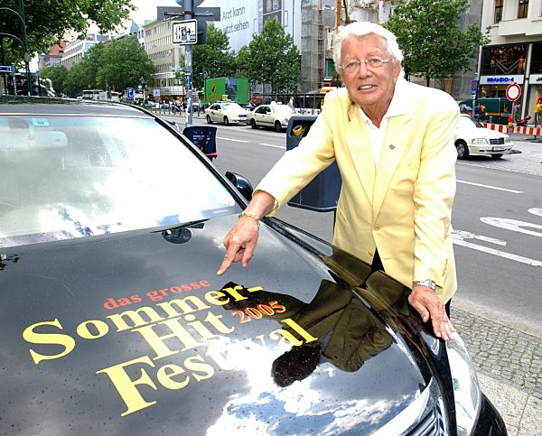 Dieter Thomas Heck vor der Produktion des ZDF Sommerhitfestivals an der...