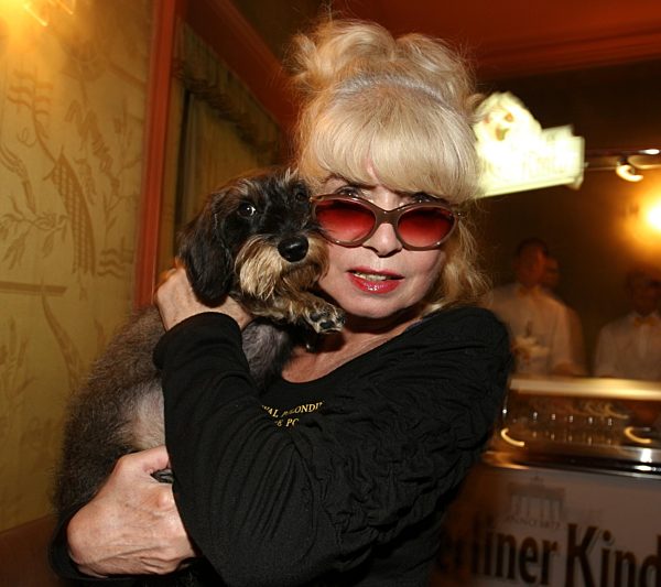Ingrid Steeger mit Hund Adelide 
Premiere "Die Klimbim Familie lebt" im...