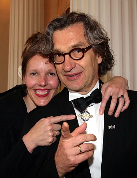 Wim Wenders mit Orden - und Ehefrau Donata
Verleihung des Ordens Pour le...