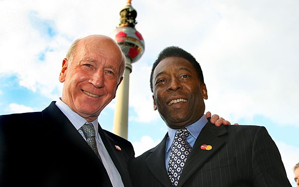 Bobby Charlton und Pele 
Sie wurden am Roten Rathaus von Klaus Wowereit...