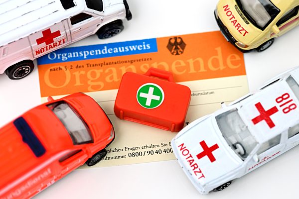 Organspendeausweis und Rettungswagen