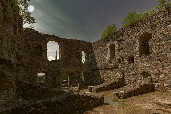 Vollmond über dem Palas der Burgruine Hohenberneck in Bad Berneck