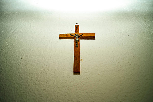 Kreuz hängt an der Wand