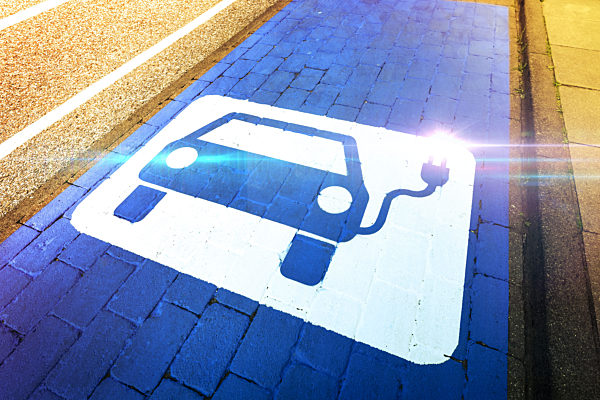 Bodenmarkierung an einer Aufladestation für Elektroautos