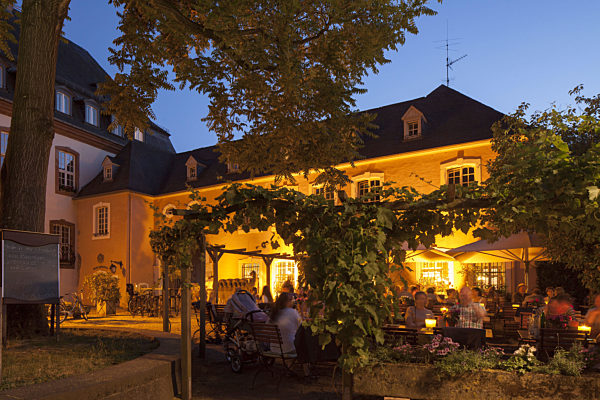 Weinstube Palais Kesselstatt bei Abenddämmerung, Trier...