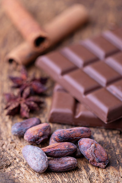 Kakaobohnen und Schokolade