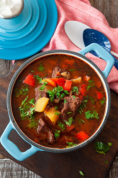 Deftige Suppe / Eintopf mit Rindergulasch und frischer Petersilie
