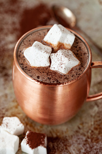 Heisse Schokolade mit Marshmallows und Kakao in Kupfertasse
