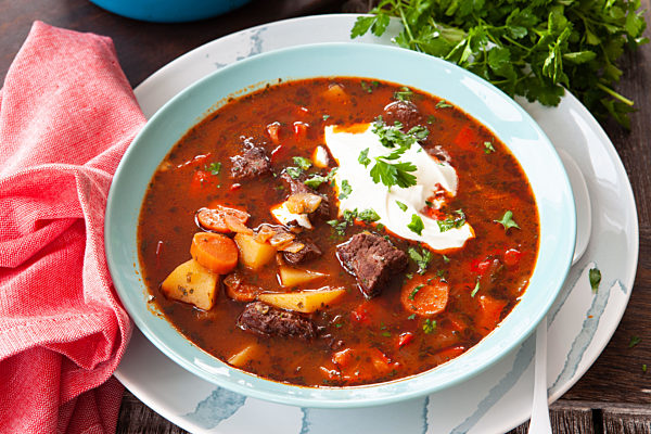 Deftige Suppe / Eintopf mit Rindergulasch und frischer Petersilie