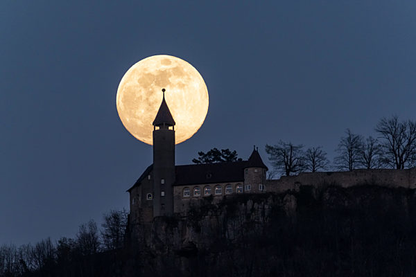 Vollmond hinter Burg Teck