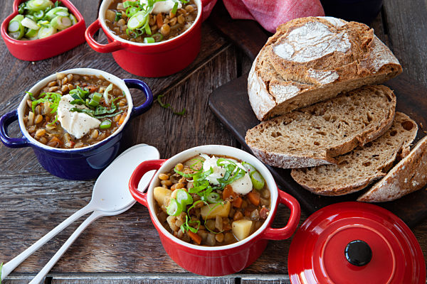 Rustikale Linsensuppe mit frischem Schmand und frischem Brot