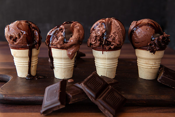 Kleine Waffelbecher mit Schokoladeneis und dunkler Schokolade