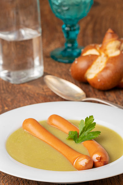 Erbsensuppe mit Wiener