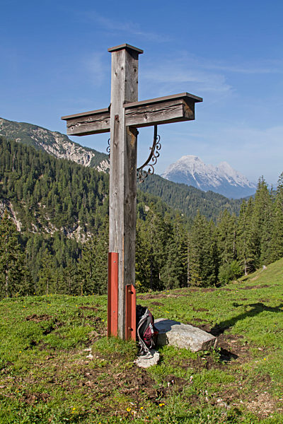 Idyllisches Holzkreuz im Gleierschtal im Karwendelgebirge