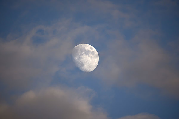 Der Mond zwischen Wolken