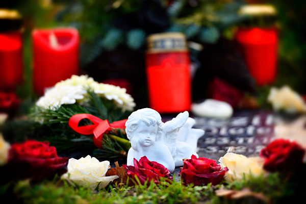 Engelsfigur auf einem Urnengrab