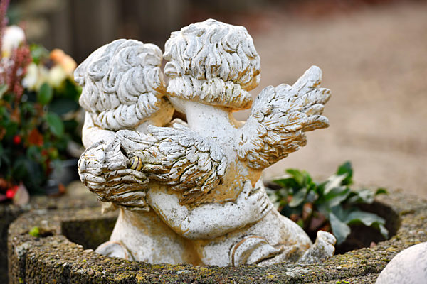 Engelsfigur auf einem Urnengrab