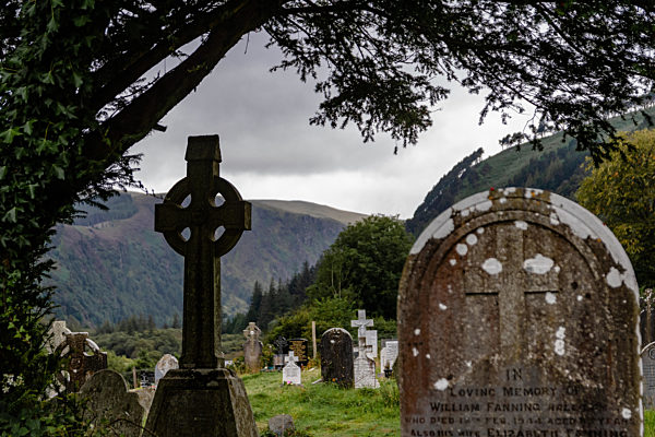 Klosterfriedhof von Glendalough, Irland. Berühmtes altes Kloster in den...
