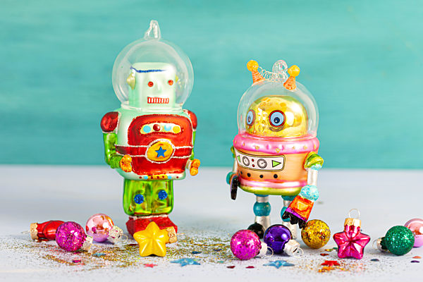 Lustige bunte Christbaumkugeln zu Weihnachten / Kitsch