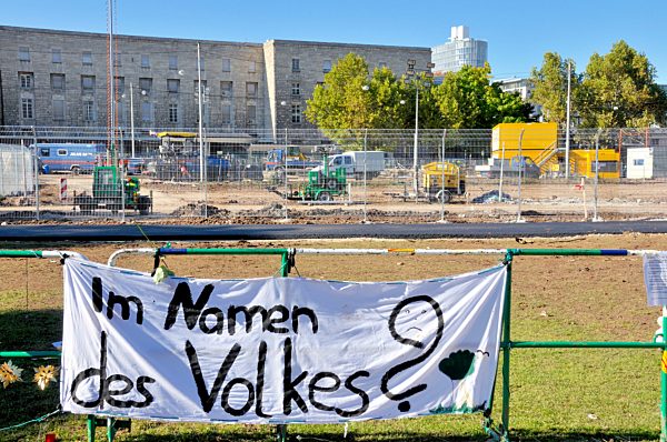 Protest gegen das Projekt Stuttgart 21, die von der Polizei geschützte...