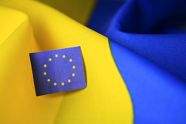 EU-Fahne vor Fahne der Ukraine, Symbolfoto Europa und der Ukraine-Krieg