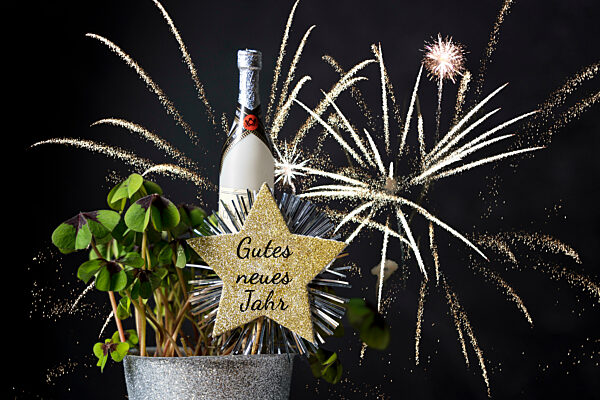 Neujahr und Silvester Gruß zum Jahreswechsel von 2022 auf 2023. Kleeblatt mit Feuerwerk und einem Stern mit Aufschrift: Gutes neues Jahr FOTOMONTAGE