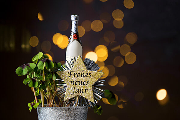 Neujahr und Silvester Gruß zum Jahreswechsel von 2022 auf 2023. Kleeblatt mit Feuerwerk und einem Stern mit Aufschrift: Frohes neues Jahr FOTOMONTAGE