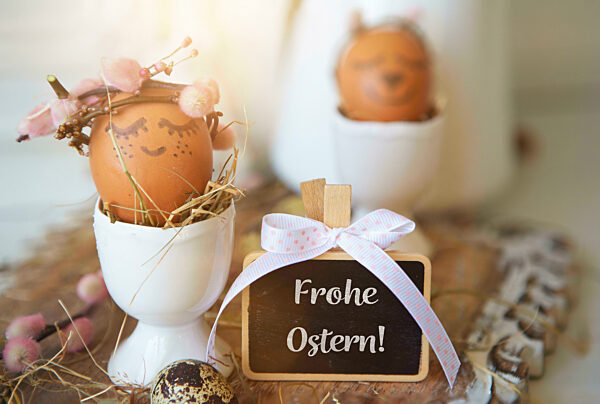 geschmücktes Osterei mit Gesicht, Gruß zu Ostern - Frohe Ostern FOTOMONTAGE