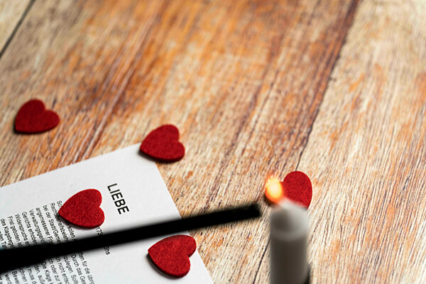 Brief mit Aufschrift: Liebe, zusammen mit Herzen, Symbolbild Liebe