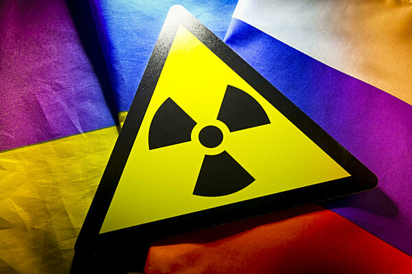 Radioaktivitätszeichen auf den Fahnen von Russland und der Ukraine