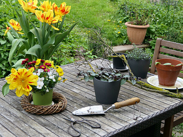 Gartentischdeko im Frühling