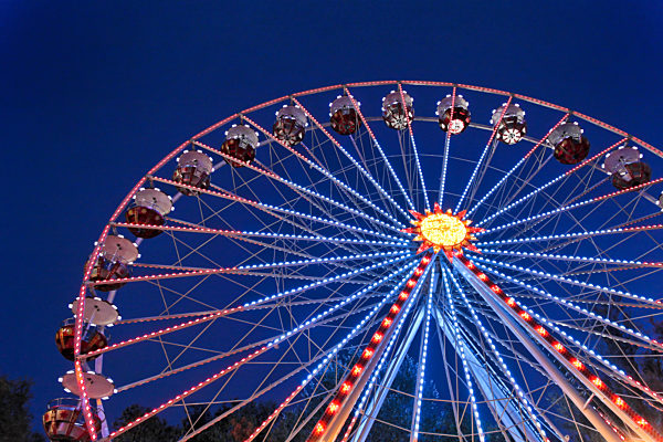 Riesenrad auf einem Jahrmarkt am Abend
