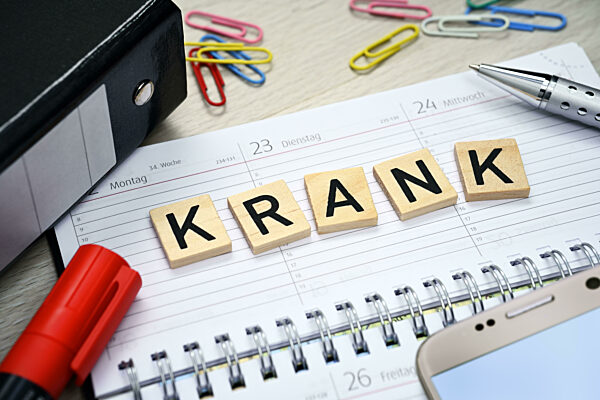 Kalender und Schriftzug krank, Krankmeldung, Krankenzeit