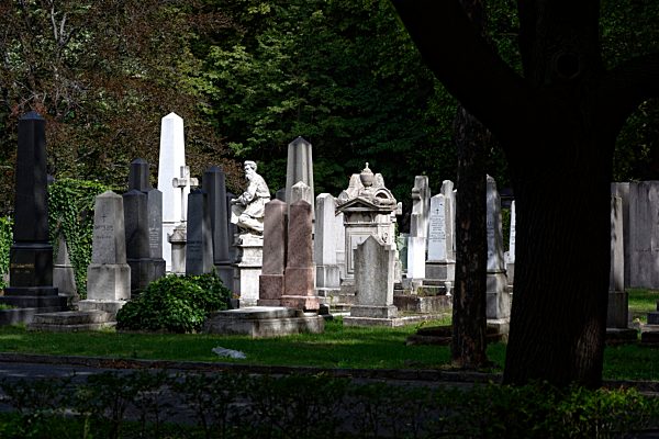 Grabsteine und Grabfigur im Ungarischen National Friedhof Kerepesi