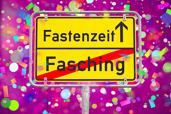 Fastenzeit Symbolbild, Schild inmitten von buntem Konfetti mit dem durchgestrichenen Wort Fasching und einem Pfeil zu Fastenzeit FOTOMONTAGE
