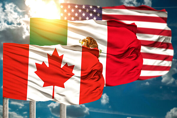 Länderflaggen der USA, Mexiko und Kanada vor blauem Himmel. Fußball Weltmeisterschaft 2026 Symbolbild. FOTOMONTAGE