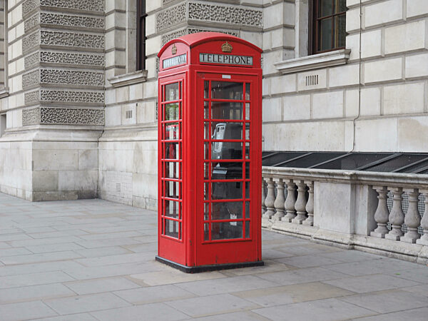 Traditionelle rote Telefonzelle in London, UK