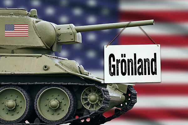 FOTOMONTAGE, Ein US-Panzer mit der amerikanischen Flagge und dem Schild Grönland vor Stars-and-Stripes-Hintergrund eine symbolische Darstellung geopolitischer Interessen der USA in der Arktisregion.