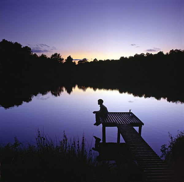 Abendlicht am stillen Windsborn-Kratersee in der Vulkan-Eifel