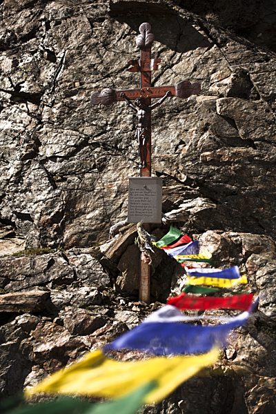 Cross with tibetian flags, moving in the wind...