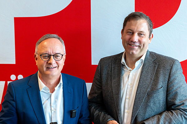 Landesparteitag der Partei SPD (Sozialdemokratische Partei Deutschlands) in Ulm. Vorstellung Programm zum Wahlkampf zur Landtagswahl in BaWü. ANDREAS STOCH (SPD, Landesvorsitzender, Fraktionsvorsitzender BaWü) und Lars Klingbeil (SPD, Vizekanzler, Bundes