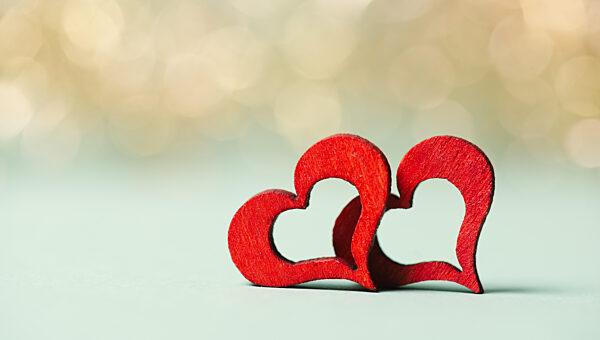 Rote valentine Herzen, Konzept von Liebe und Emotion, Danke, Hilfe und Wohltätigkeit, Geschenk, Bokeh-Lichter