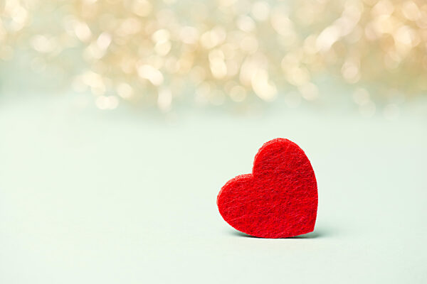 Rote Valentinsherzen, Liebe- und Emotionskonzept, danke, Hilfe und Wohltätigkeit, Geschenk, Bokeh-Lichter