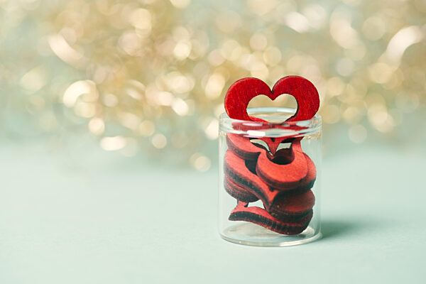 Rote valentine-Herzen, Liebe- und Emotionskonzept, danke, Hilfe und Wohltätigkeit, Geschenk, Bokeh-Lichter