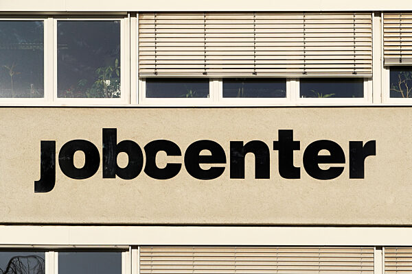 arbeitslos, Arbeitsvermittlung, Jobcenter, Schriftzug an einem Gebäude