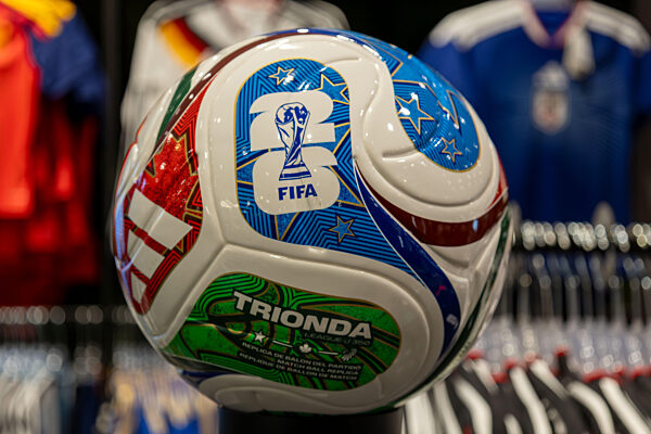 ADIDAS TRIONDA, offizieller Spielball des FIFA World Cup 2026 in einem Sportgeschäft