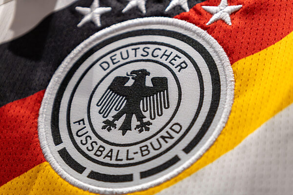 Nahaufnahme vom Logo des DFB (Deutscher Fußball-Bund) auf dem Trikot der deutschen Fußball-Nationalmannschaft