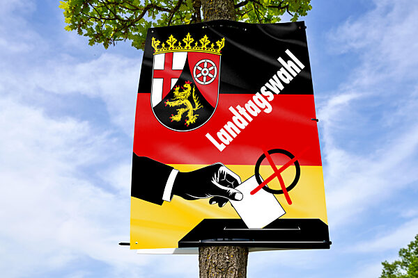 FOTOMONTAGE, Symbolbild zur Landtagswahl 2026 in RLP. Ein Wahlplakat mit Landeswappen, Wahlurne und Stimmzettel steht für demokratische Wahlen, politische Teilhabe und Entscheidungsprozesse auf Landesebene.