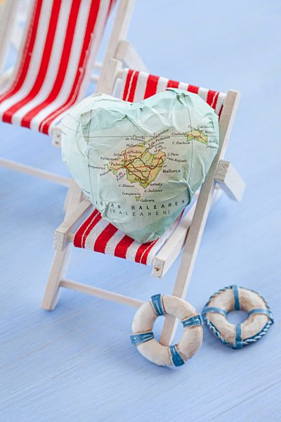 Landkarte von Mallorca in Herzform in rotem Liegestuhl
